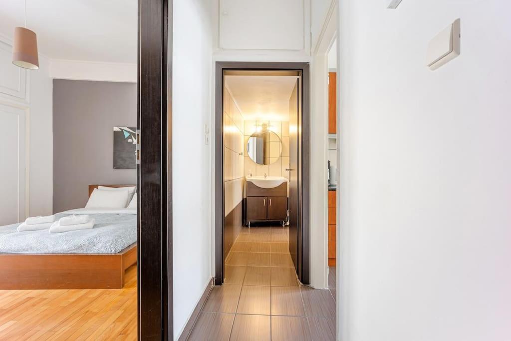 Apartment In The Middle Of Everything Athene Buitenkant foto